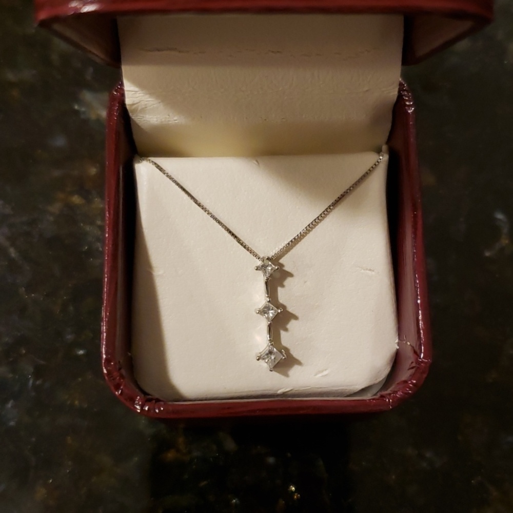 Three diamond necklace